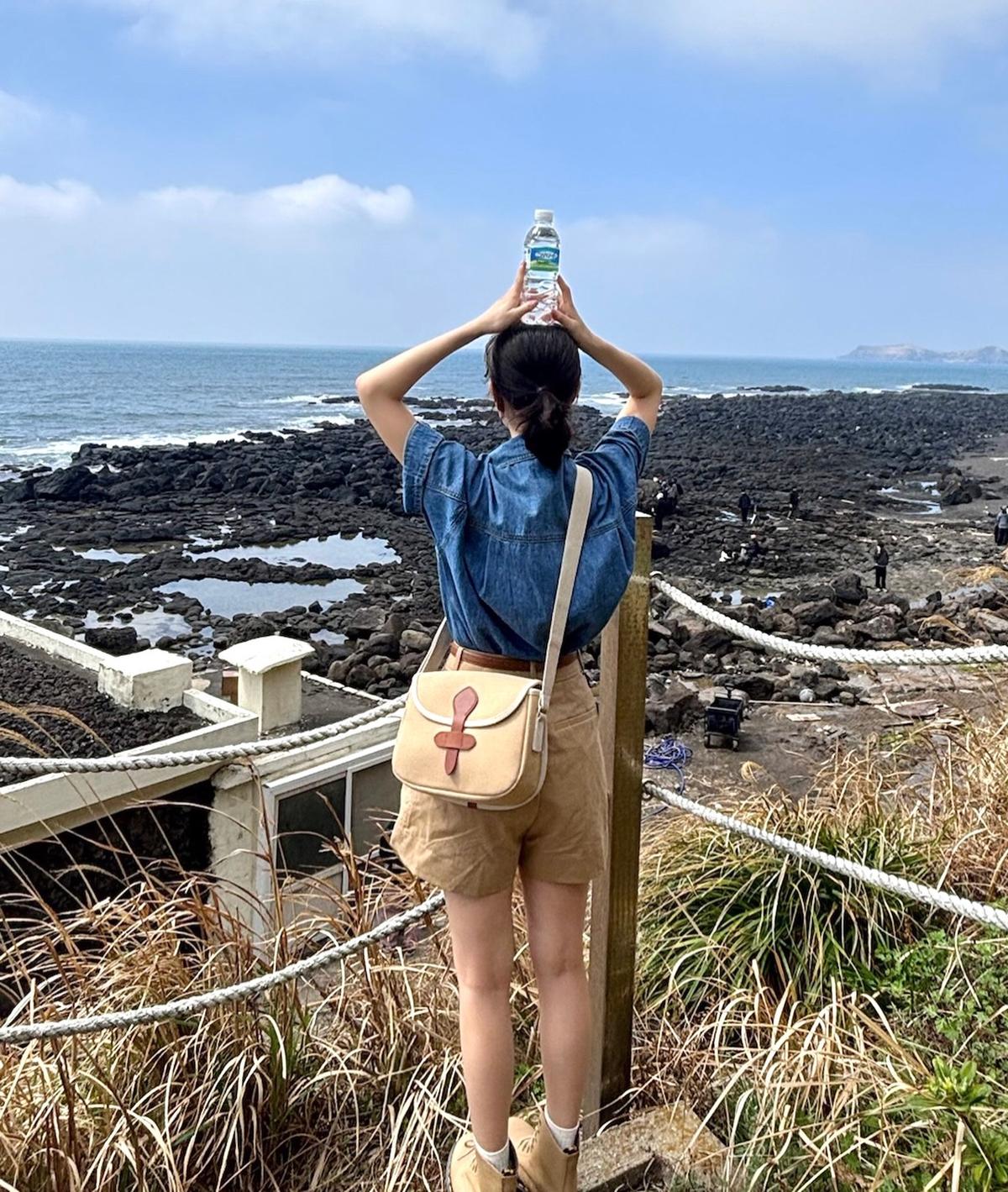 パク・ボヨン、済州島旅行中のミディアムブルー半袖デニムシャツ・カーキショートパンツの日常ルック公開
