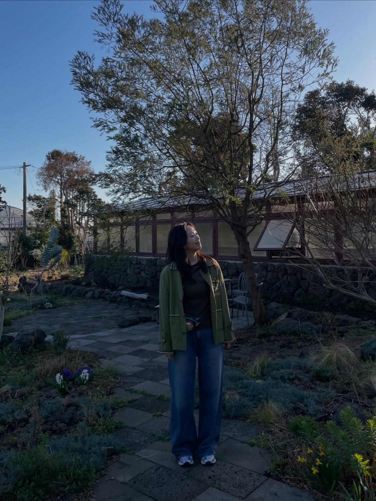 チョン・ヘジン、済州を彩る「カーキの感性」…ミモザの花より華やかな屋外のお出かけルック