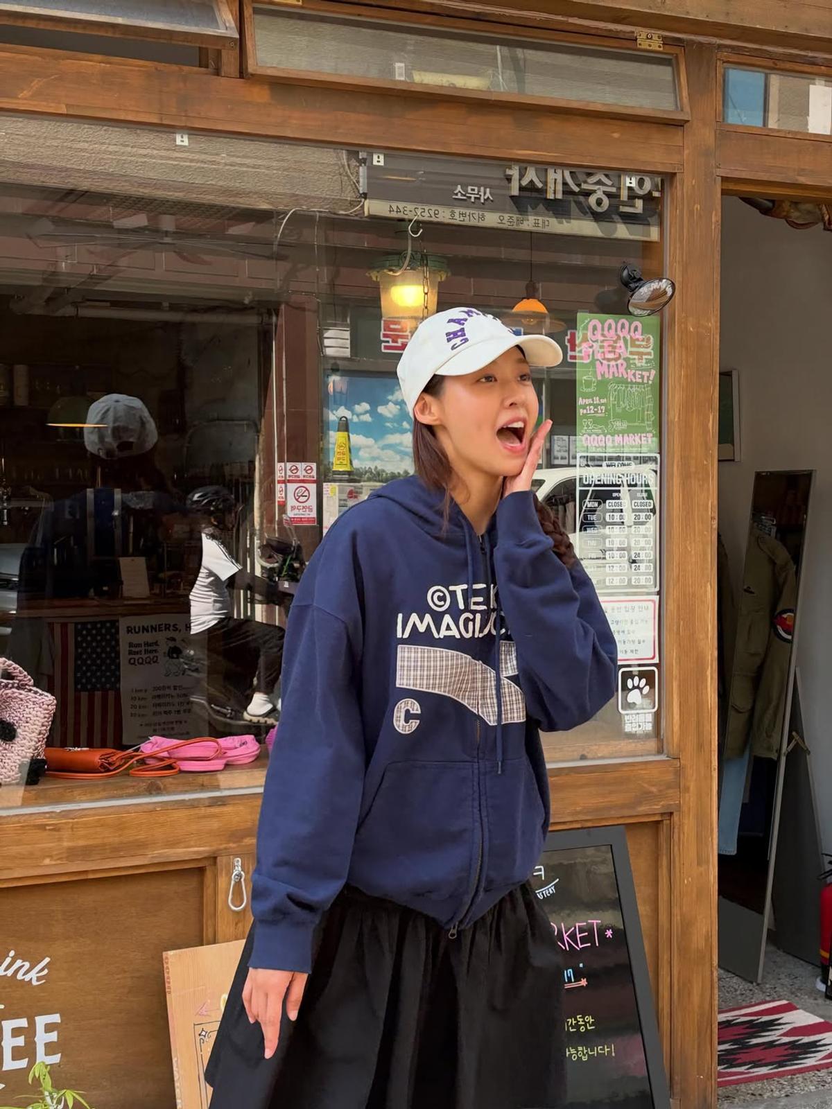 설현、オーバーサイズのシルエットとフェミニンなスカートを組み合わせたミックスコーデ…チャンキースニーカーで動きやすさを強調