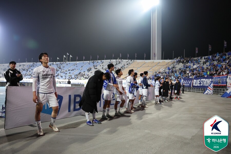▲ 3日、スウォン総合運動場でスウォンFCとスウォン三星がハナ銀行Kリーグ2 2026第10節で対戦した。後半だけで3得点を挙げたスウォンFCが逆転勝ちを収め、今季初のスウォンダービーで歓声を浴びた。ⓒ 韓国プロサッカー連盟