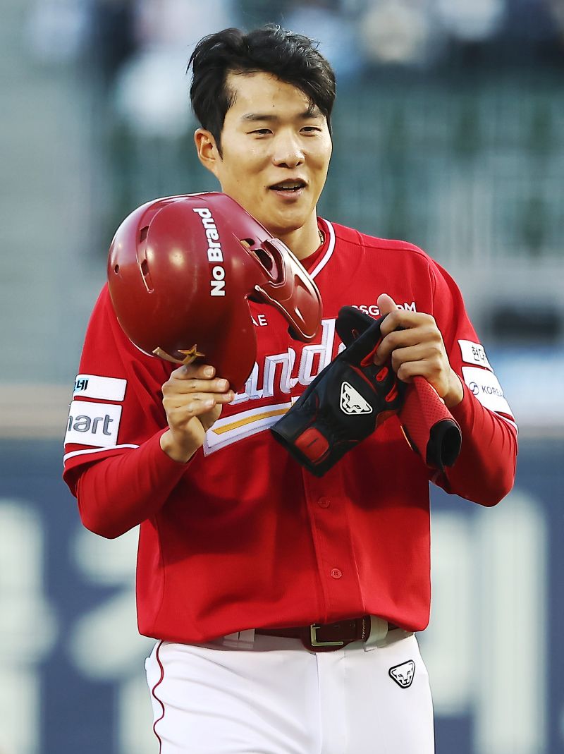 ▲ 8日、蚕室での斗山戦で決勝打を含む2打点を記録しチームの勝利に貢献したチェ・ヒョンウ ⓒSSGランダース