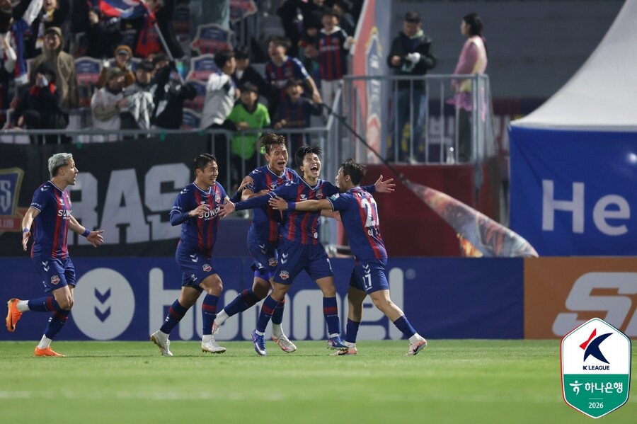▲ 3日、スウォン総合運動場でスウォンFCとスウォン三星がハナ銀行Kリーグ2 2026第10節で対戦した。後半だけで3得点を挙げたスウォンFCが逆転勝ちを収め、今季初のスウォンダービーで歓声を浴びた。ⓒ 韓国プロサッカー連盟