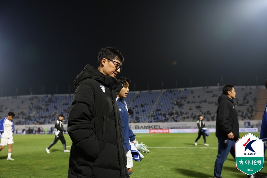 ▲ 3日、スウォン総合運動場でスウォンFCとスウォン三星がハナ銀行Kリーグ2 2026第10節で対戦した。後半だけで3得点を挙げたスウォンFCが逆転勝ちを収め、今季初のスウォンダービーで歓声を浴びた。ⓒ 韓国プロサッカー連盟