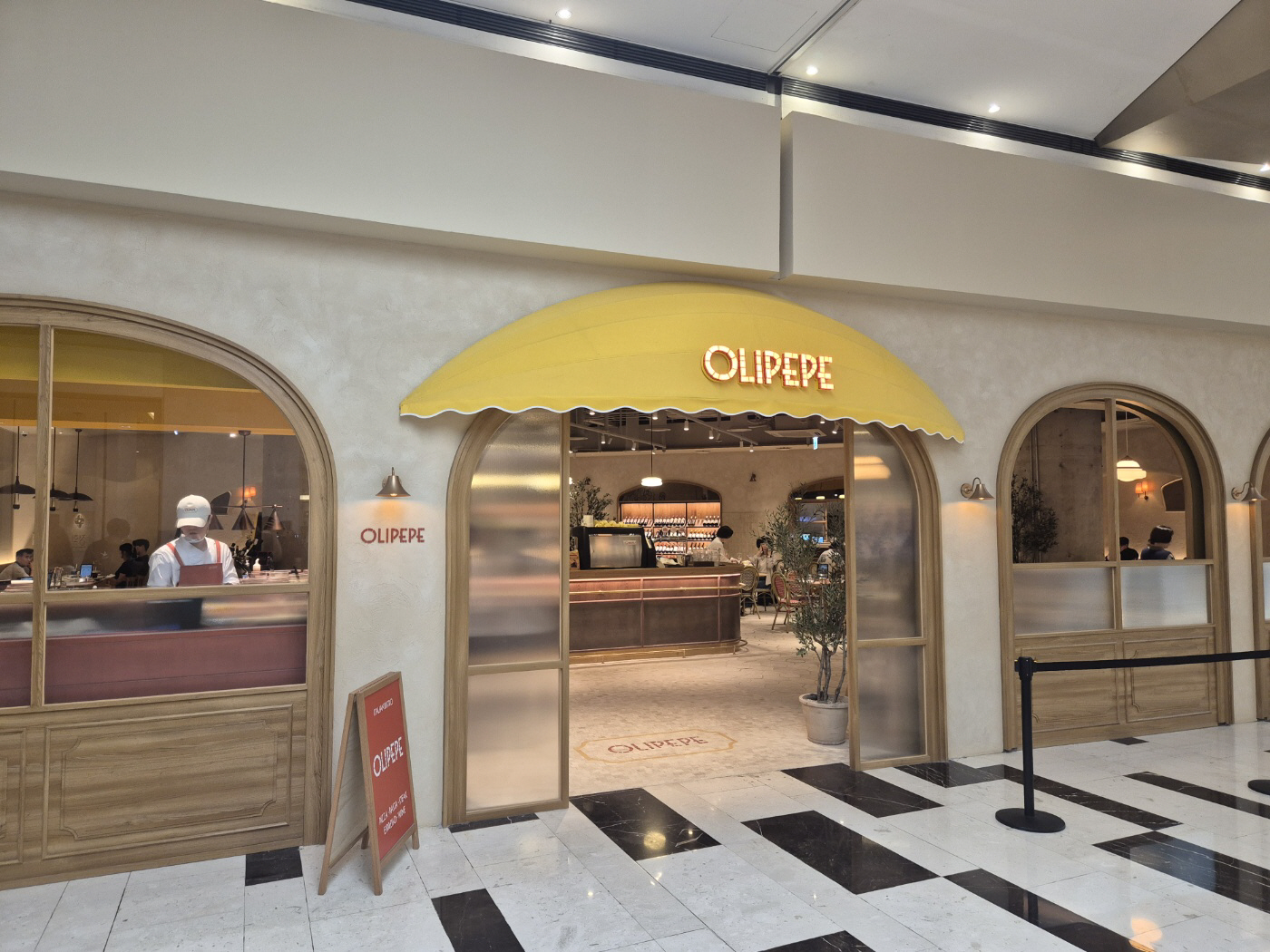 \"オリペペ汝矣島店入口／イ・チャンヨン記者\"
