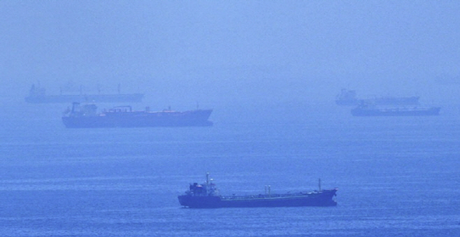 \"ホルムズ海峡に停泊している船舶\"