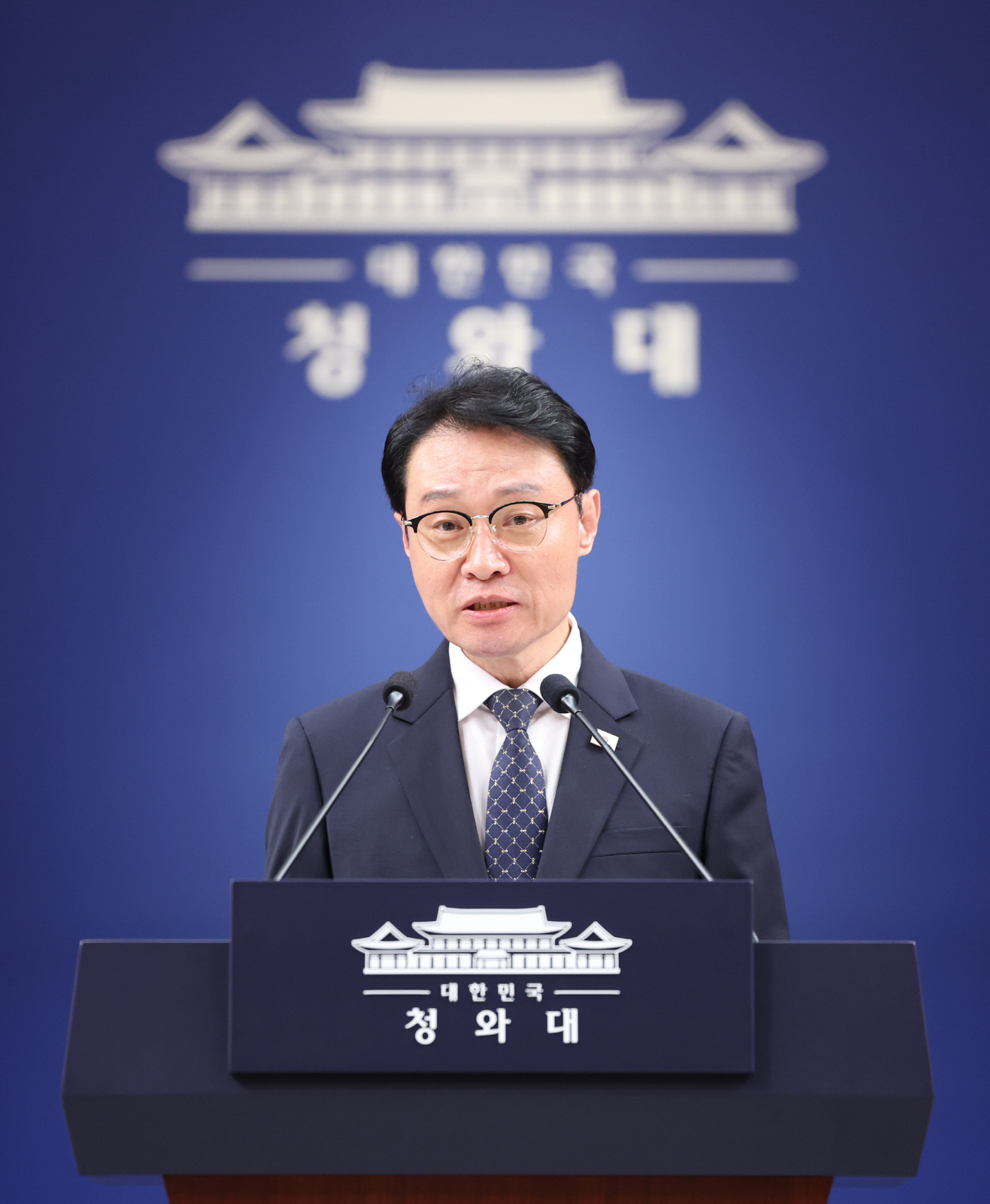 ブリーフィングするイ・ギュヨン広報コミュニケーション首席<YONHAP NO-3395>“></td>
</tr>
<tr>
<td class=