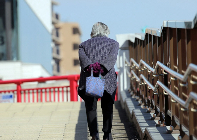 \"東京で一人で歩く高齢者\"