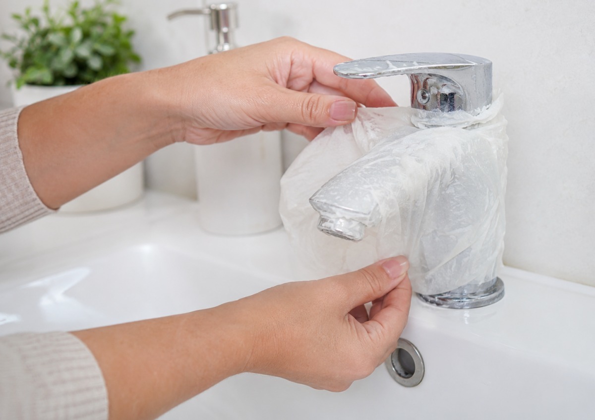 酢を染み込ませたキッチンペーパーを水栓に当てている様子