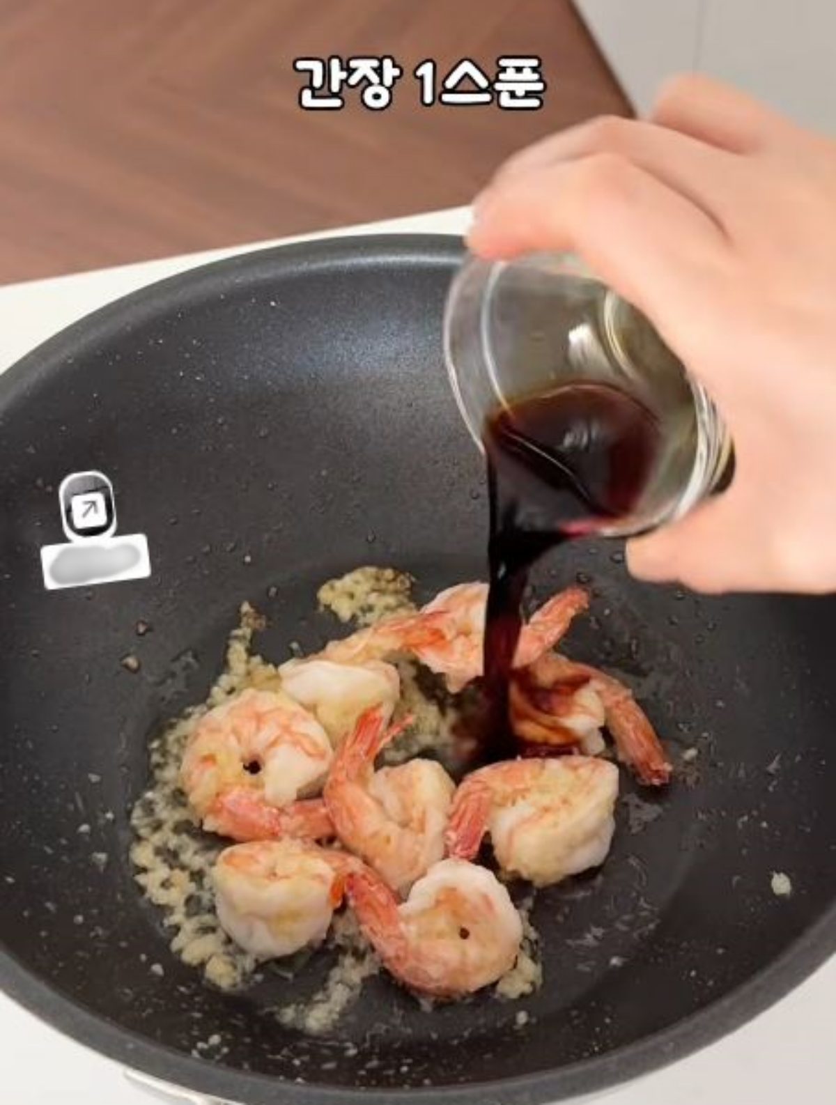 エビに醤油などの調味料を加えて炒める様子。 / YouTube「アベックユ🏡楽しい家生活」