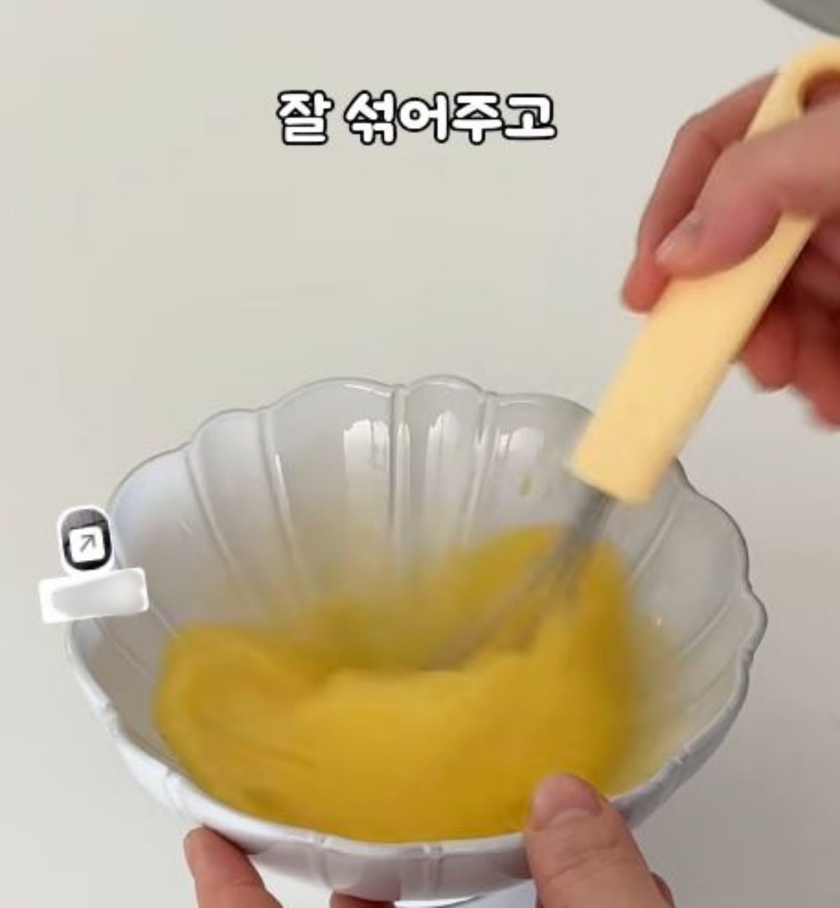 生卵に調味料を入れてよく混ぜる様子。 / YouTube「アベックユ🏡楽しい家生活」