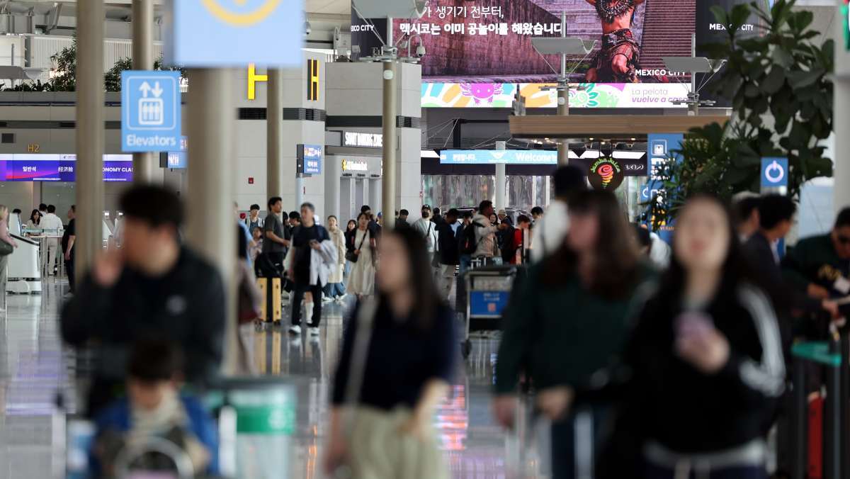 \"1日、仁川国際空港の入国場で乗客が足を運んでいる。\"