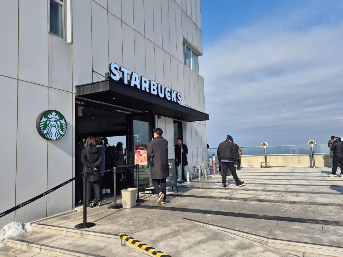 スターバックスから北朝鮮を眺める訪問者