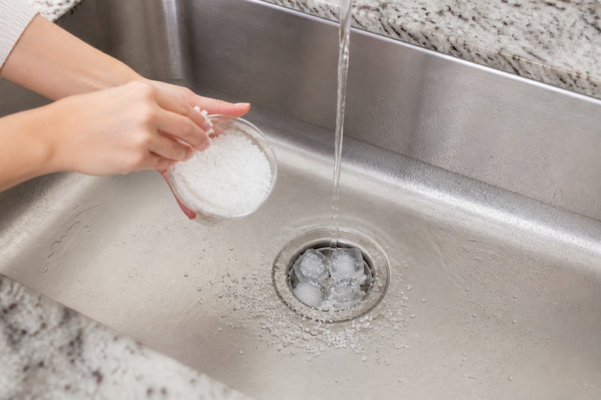 \"氷と塩を活用する様子\"