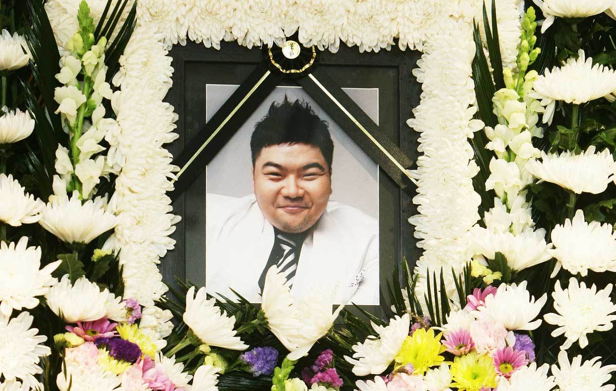 明るく笑う故タートルマン（イム・ソンフン）の遺影