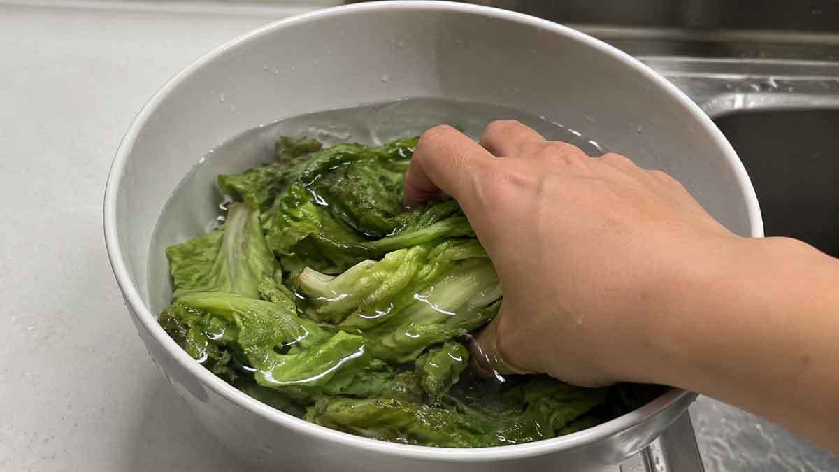 しおれた野菜をお湯に入れた様子。AI生成画像