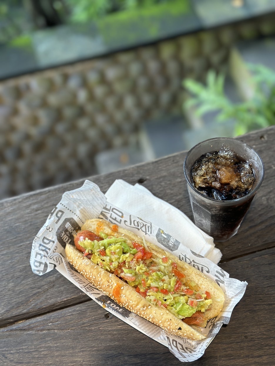 店内とワカモレホットドッグ