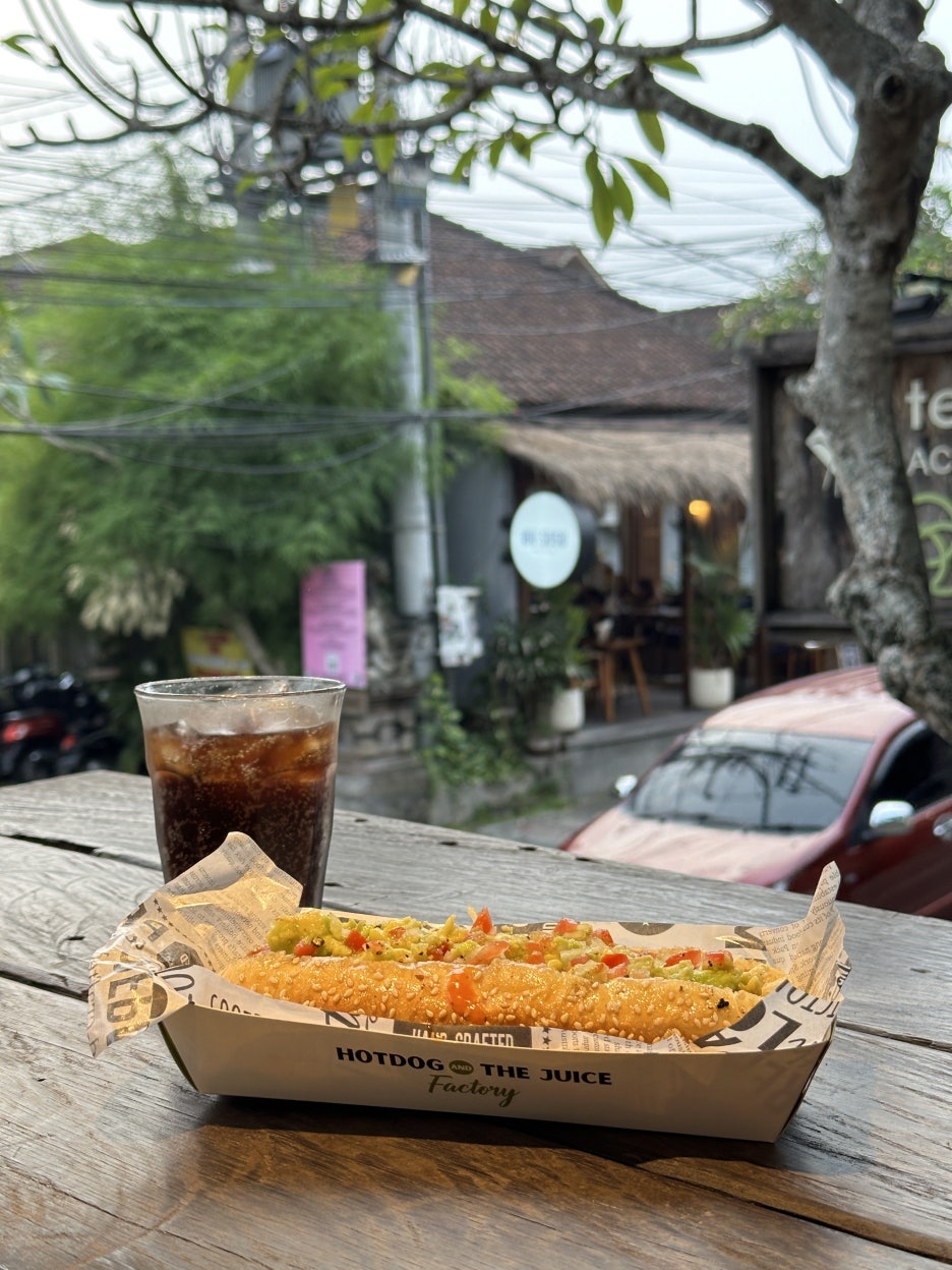 店内とワカモレホットドッグ