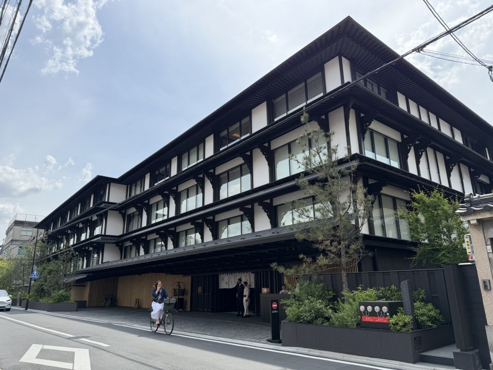 入口の暖簾と木製天井