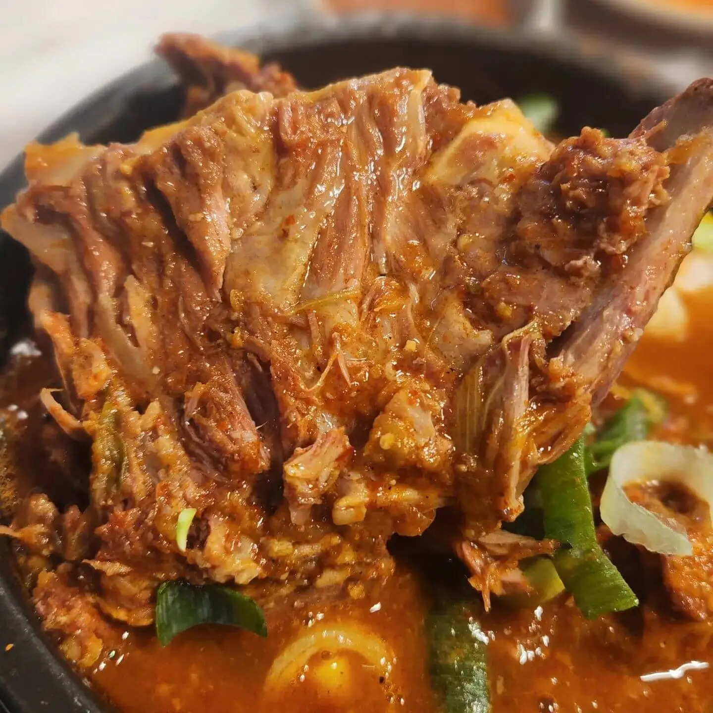\"ジンソン民俗村の店内と料理\"