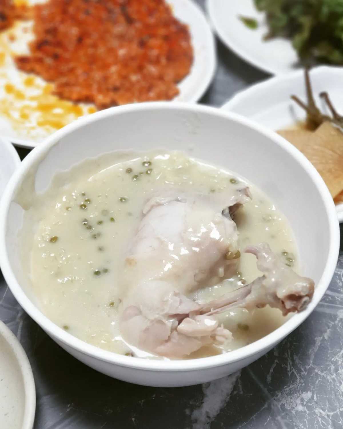 \"プルロ村食堂の料理写真\"