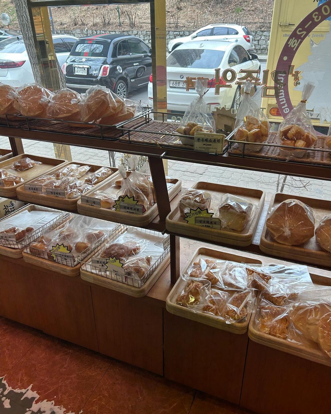 \"ボンベーカリーの店内\"