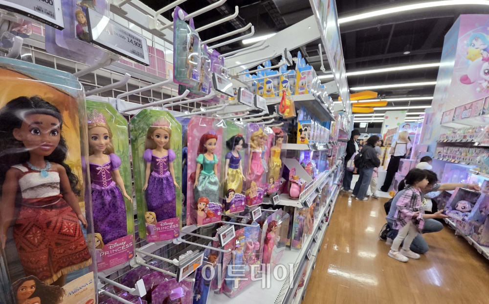 子どもの日となった5日、ソウルのあるマートで市民が子どもへのプレゼントを選んでいる。