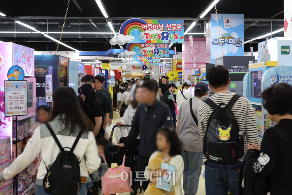 子どもの日となった5日、ソウルのあるマートで市民が子どもへのプレゼントを選んでいる。