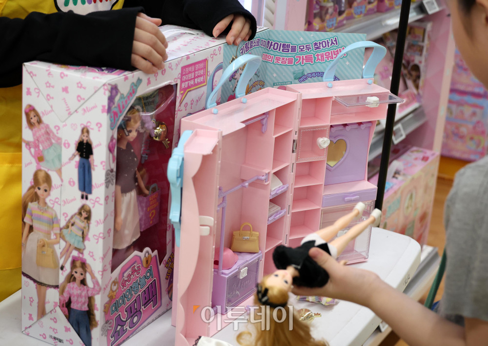 子どもの日となった5日、ソウルのあるマートで子どもがプレゼントを選んでいる。