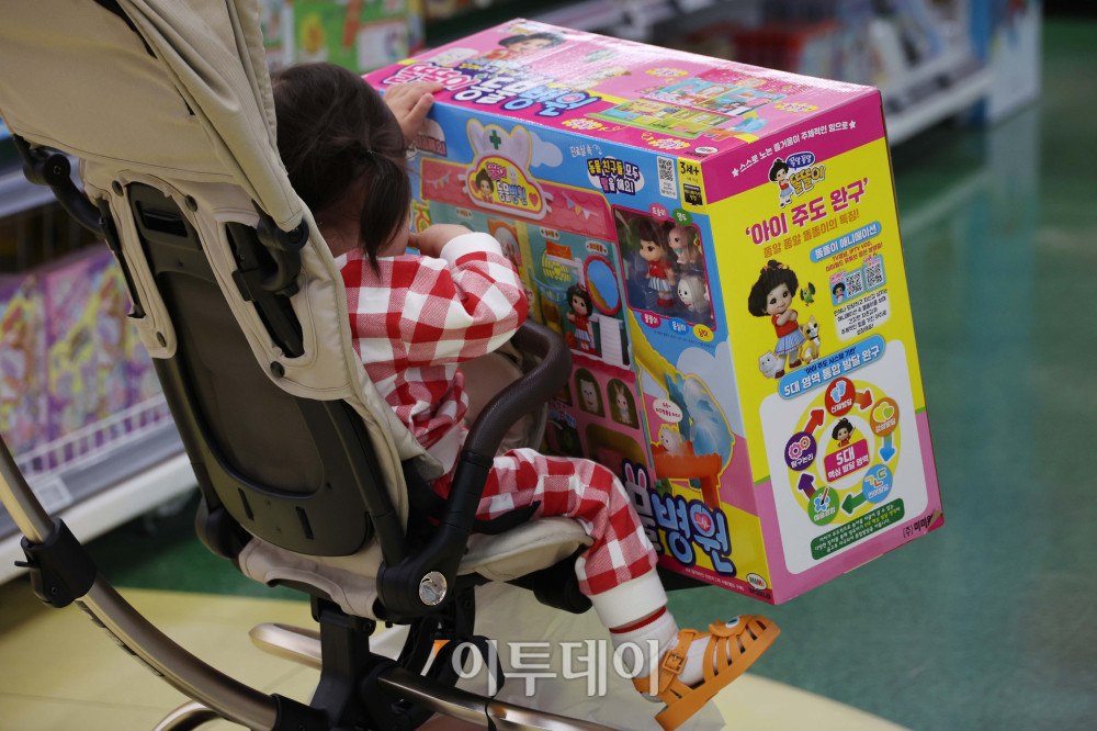 子どもの日となった5日、ソウルのあるマートで子どもがプレゼントを選んでいる。