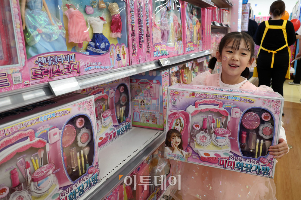 子どもの日となった5日、ソウルのあるマートで子どもがプレゼントを選んでいる。