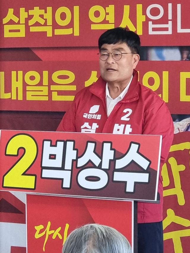 国民の力のパク・サンス三陟市長候補が開所式を開き、必勝を誓っている。写真＝イ・ドンウォン記者
