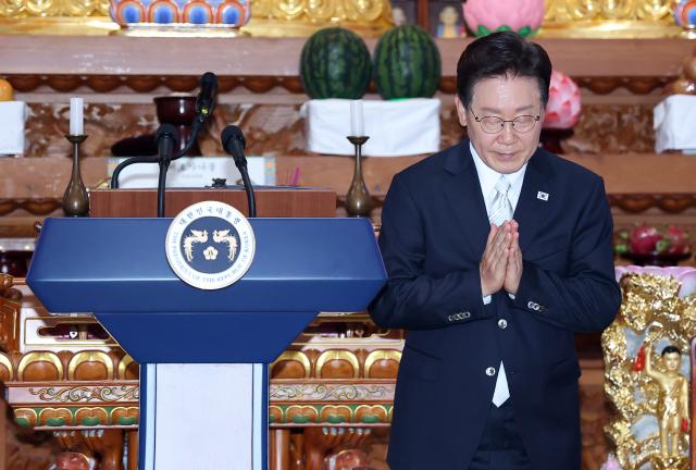 \"イ・ジェミョン大統領が24日、京畿道楊州市の寺院で行われた仏暦2570年の釈迦生誕祭の祝賀法要で祝辞を述べた後、合掌している。写真＝聯合ニュース\"