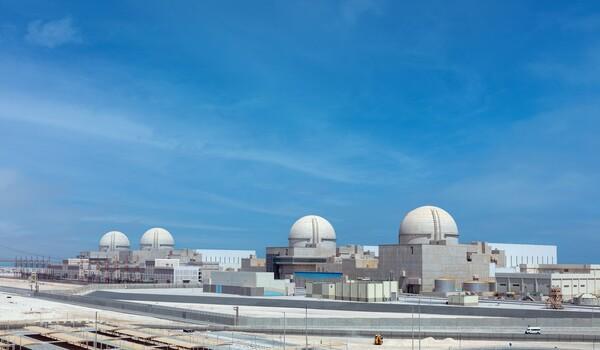 韓国が輸出したUAE初の原子力発電所、バラカ原発の全景【写真=韓国電力公社】