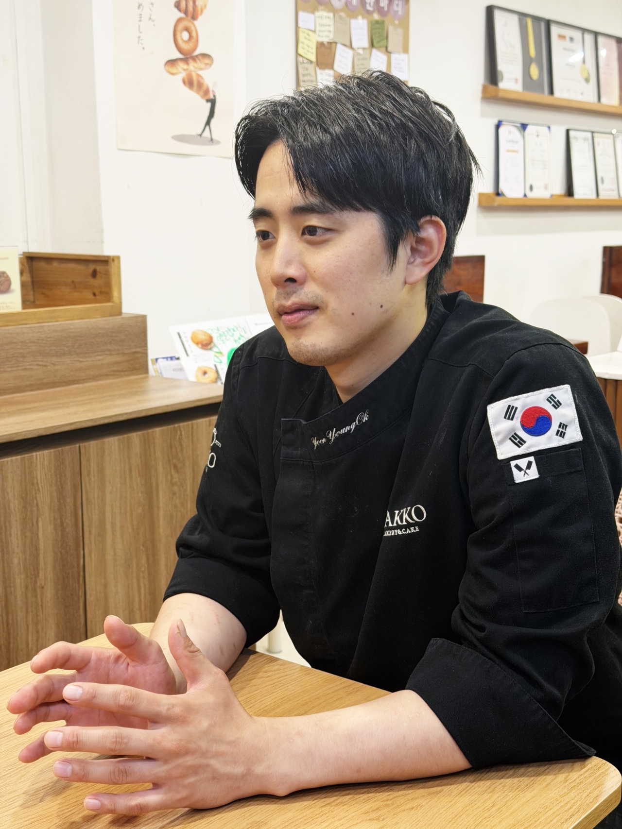 イ・ジヌ 'ハッコベーカリー' シェフが店舗でパンの製法を説明している。［ハッコベーカリー提供］