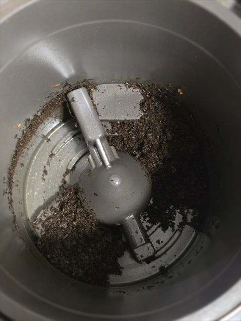 クク エコウェイル キューブ 生ごみ処理機。処理後、乾燥容器底に残ったものが粉砕された状態。ⓒイム・チェヒョン記者