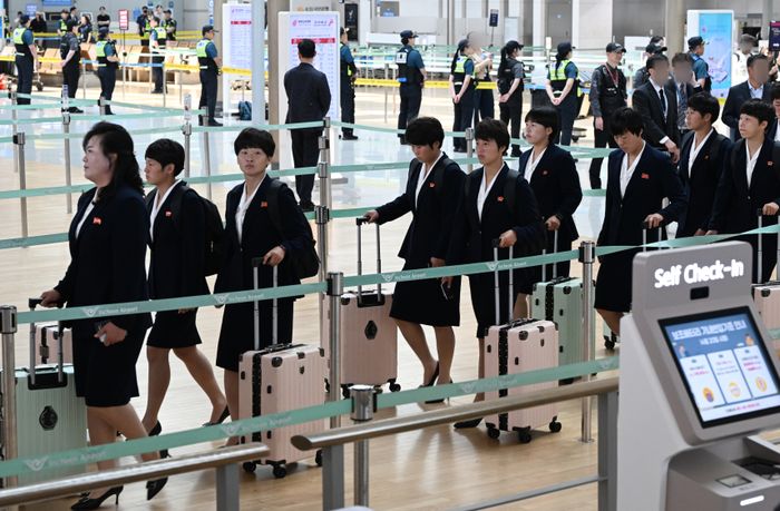 \"手ぶらで北朝鮮へ帰国する内郷のチーム。ⓒ聯合ニュース\"