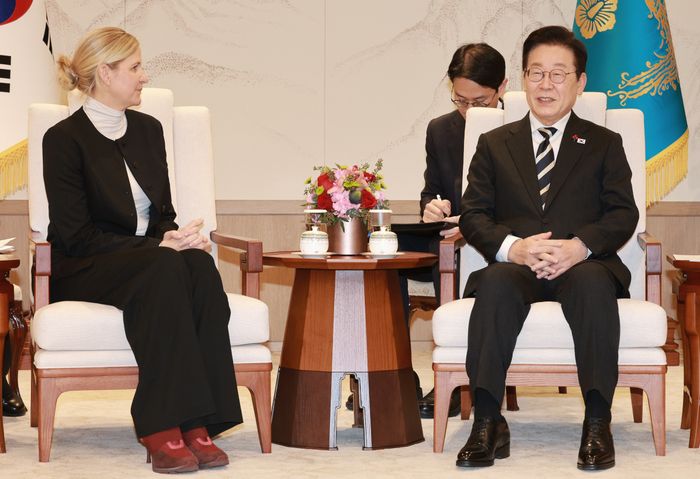 カースティ・コヴェントリー国際オリンピック委員会(IOC)委員長と会見するイ・ジェミョン大統領。