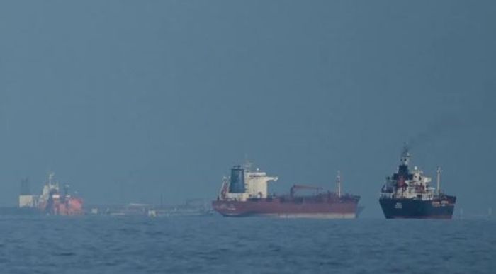 ホルムズ海峡でタンカーと貨物船が停泊している。ⓒ AP/聯合ニュース