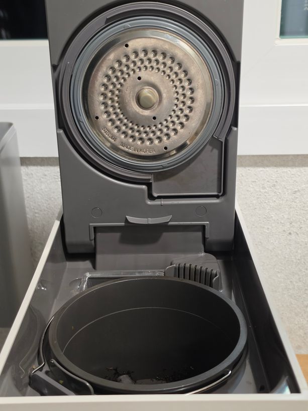 クク エコウェイル キューブ 生ごみ処理機。蓋の内側に炊飯器のようなパッキングカバーが付いている。ⓒイム・チェヒョン記者