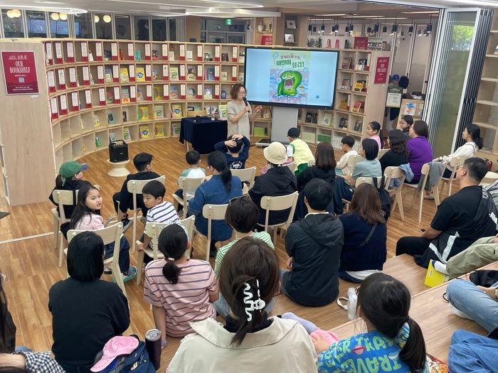 先月5日、ソウルの森コミュニティセンターに整備された영풍문고庭園で、子どもの日記念のブックトークが行われている。