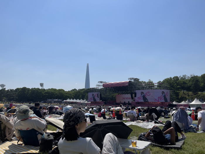 \"ジェネビーブのステージを楽しむ観客たち。