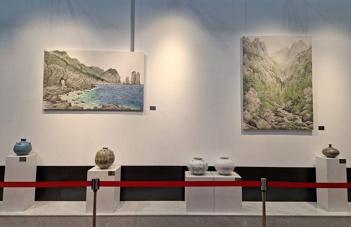 \"東豆川市は市庁舎や生涯学習館、生活文化センターなどの公的施設で地域作家の作品41点を展示・運営している。ⓒ\"