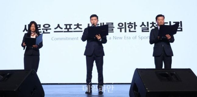 キム・ナミ（左から）大韓体育会事務総長とユ・スンミン大韓体育会長、キム・テクス大韓体育会選手村長。ⓒデイリアン・パン・ギュヒョン記者