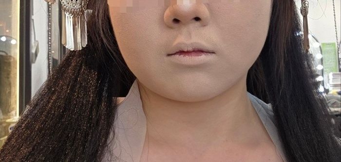 \"席に着くや否やベースメイクが始まった。厚く塗られたベースで顔色が急に白くなり、ホラー映画『呪怨』の俊雄を思わせるほど真っ白になった。唇の色や眉もほとんど消えかけた。ⓒデイリーアン　南ガ希記者\"