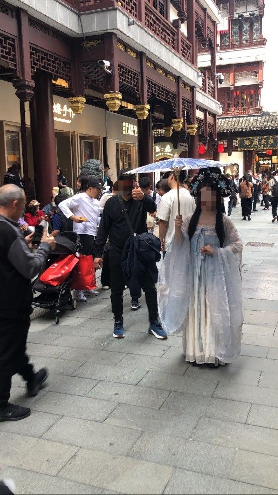 \"撮影中にも予想外の楽しい瞬間が続いた。通りがかりの観光客が記念写真を撮るため列を作る光景が生まれることもあった。ⓒデイリーアン　南ガ希記者\"