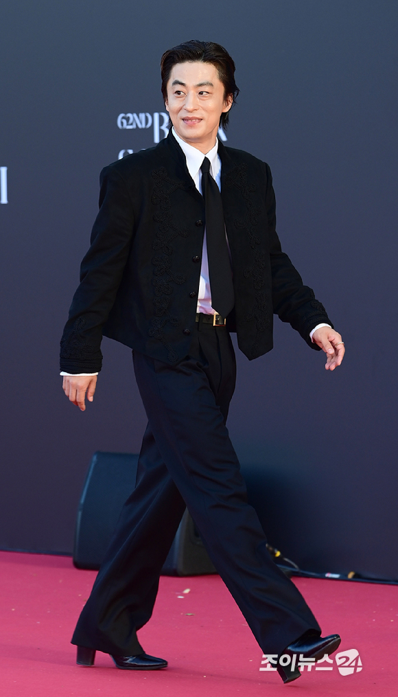 俳優ク・ギョファンがレッドカーペットに登場している様子