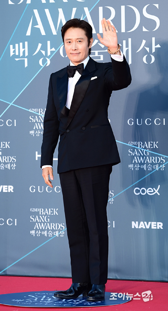 俳優イ・ビョンホンが8日午後、ソウル・江南区三成洞COEX東門前の屋外広場で開かれた「第62回 百想芸術大賞 with グッチ」授賞式に先立ち、レッドカーペット行事に出席している姿が撮影された。 【写真=チョン・ソヒ記者】