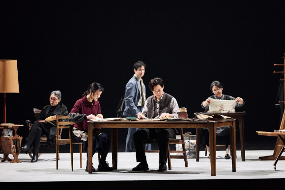 \"演劇『バーニャ叔父さん』【写真=LGアートセンター】\"
