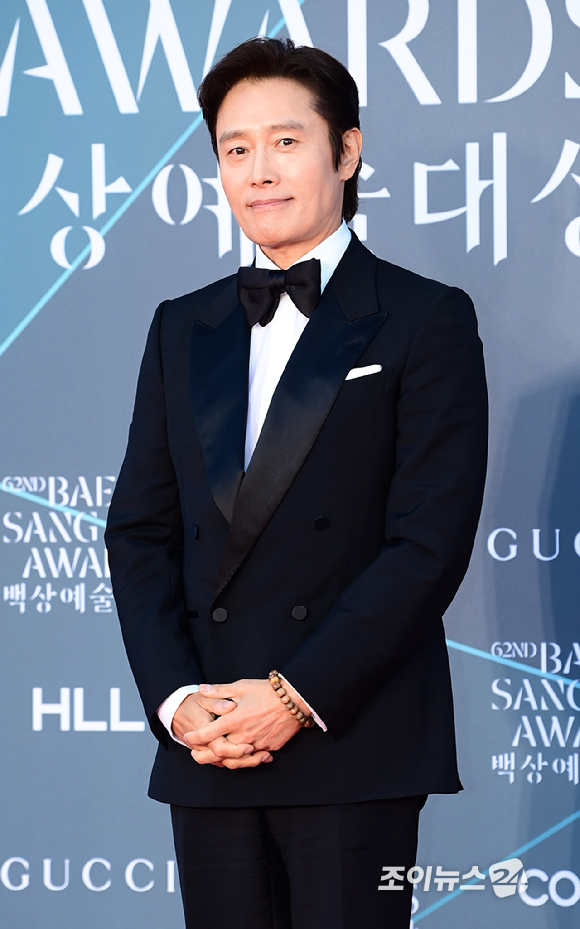 俳優イ・ビョンホンが8日午後、ソウル・江南区三成洞COEX東門前の屋外広場で開かれた「第62回 百想芸術大賞 with グッチ」授賞式に先立ち、レッドカーペット行事に出席している姿が撮影された。 【写真=チョン・ソヒ記者】