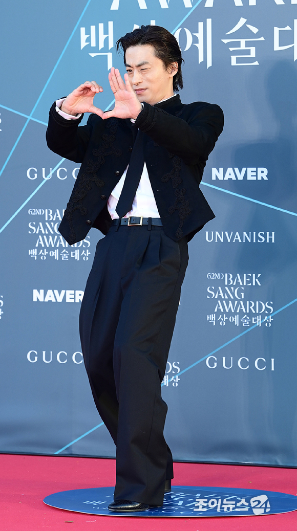俳優ク・ギョファンがレッドカーペットに登場している様子